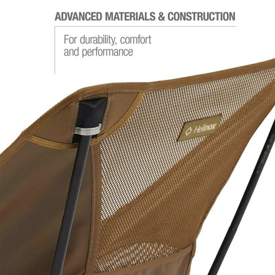 Nahaufnahme eines Helinox-Stuhls. Eine Ecke zeigt fortschrittliche Materialien und Konstruktion für Haltbarkeit, Leichtigkeit und Leistung.