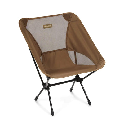 Satz mit Ersetzungen: Helinox Chair One, ein tragbarer Klappstuhl isoliert auf weißem Hintergrund, entworfen für Komfort.
