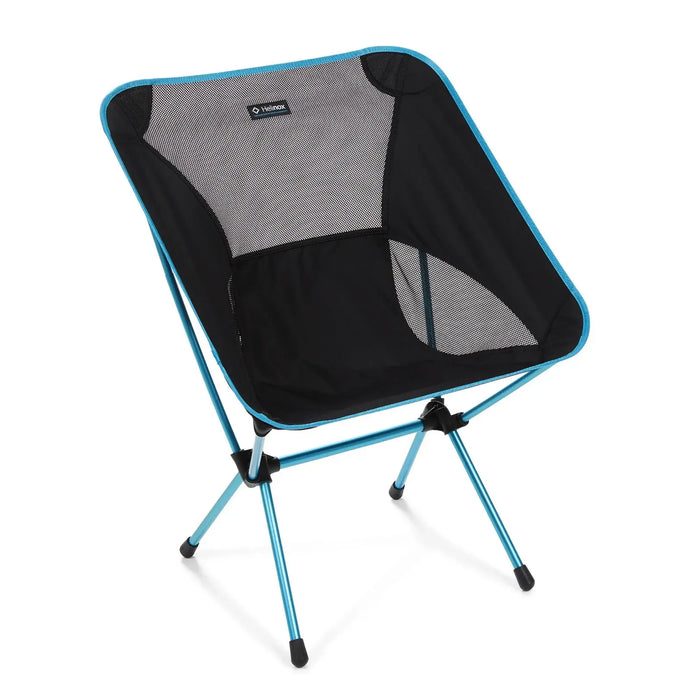 Satz mit ersetztem Produkt:

Tragbarer, klappbarer Helinox Chair One XL von Helinox mit schwarzem und blauem Stoff auf weißem Hintergrund für Outdoor-Abenteuer und Camping.