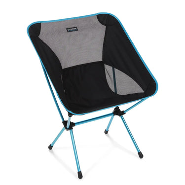 Satz mit ersetztem Produkt:

Tragbarer, klappbarer Helinox Chair One XL von Helinox mit schwarzem und blauem Stoff auf weißem Hintergrund für Outdoor-Abenteuer und Camping.