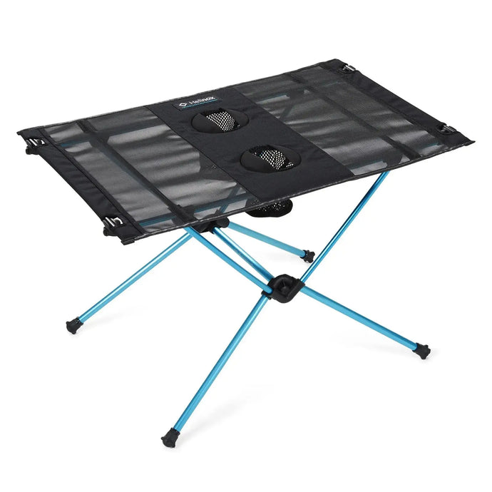 Der tragbare klappbare Campingtisch Helinox Table One mit zwei Netz-Getränkehaltern, leichtgewichtig und stabil.