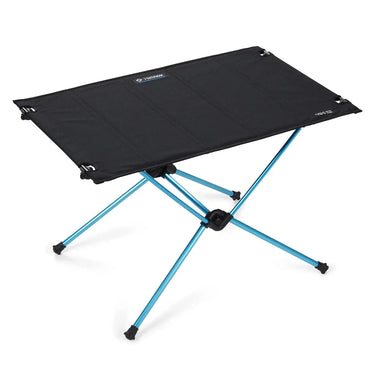 Satz mit ersetztem Produkt:

Der tragbare, zusammenklappbare Campingtisch Helinox Table One Hard Top mit schwarzer Platte und blauem Rahmen ist für Mobilität bei Outdoor-Aktivitäten konzipiert.