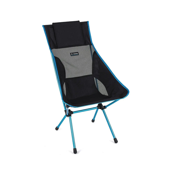 Tragbarer Klappstuhl für das Outdoor-Erlebnis mit schwarzem Stoff und blauem Besatz, der Helinox Sunset Chair von Helinox.