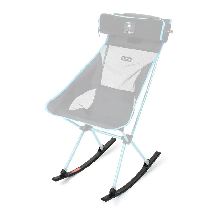 Tragbare Babywippe mit verstellbaren Positionen und einem grau-weißen Farbschema, ausgestattet mit einem Helinox-Schaukelfuß.