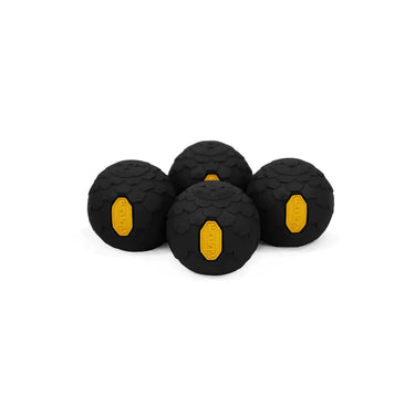 Fünf schwarze kugelförmige Objekte mit strukturierten Oberflächen und gelben Helinox Vibram Ball Feet 45mm-Flecken auf weißem Hintergrund.