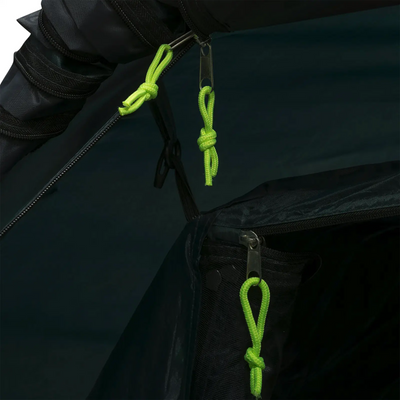 Nahaufnahme eines schwarzen HIGHLANDER® Blackthorn 2 Personen Zelt-Kleidungsstücks mit grünen Kordelzugknoten und Reißverschlussdetails.