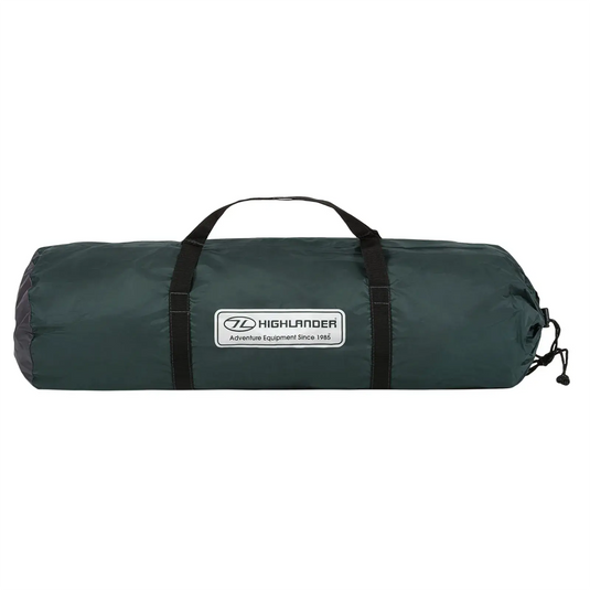 Grüne zylindrische Reisetasche mit schwarzem Riemen und gebrandetem HIGHLANDER®-Logo.