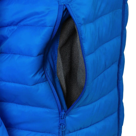 Nahaufnahme einer blauen isolierten HIGHLANDER® „Fara“ Isolationsjacke mit teilweise geöffneter Außenschicht, unter der ein schwarzes TECLOFT-Innenfutter sichtbar ist.