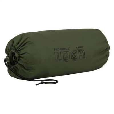 Grüner HIGHLANDER® Biwaksack Hawk Olive Schlafsack im Mumienstil in einem Kompressionssack mit Produktinformationen und Symbolen an der Seite.