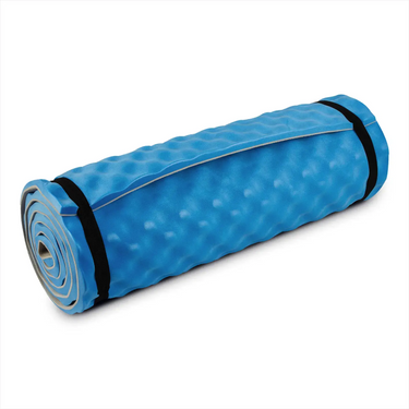 Eine zusammengerollte blaue HIGHLANDER® Comfort Camping Isomatte mit Gummiband.