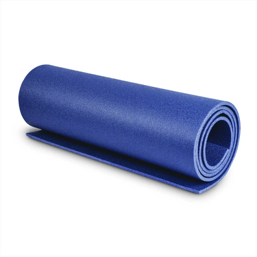 Eine aufgerollte blaue Yogamatte aus XPE-Schaum auf weißem Hintergrund. (HIGHLANDER® Camping Isomatte Blau)