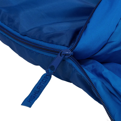 Nahaufnahme eines blauen Stoffes mit geschlossenem Reißverschluss und gebrandeter Reißverschlusslasche, entworfen für die HIGHLANDER® Sleepline 250 Schlafsack-Isolierung.