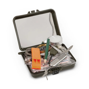 Ein offener Koffer mit einem unorganisierten HIGHLANDER® Survival Kit, einschließlich Küchenutensilien, elektronischen Kabeln und verschiedenen Gegenständen für Outdoor-Abenteuer.
