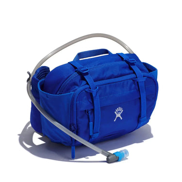 Blaue Sporttasche mit weißem Logo und befestigtem Hydro Flask® 5 L Down Shift™ Hydration Hip Pack.