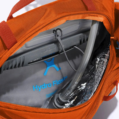 Ein offener Hydro Flask®-Rucksack, in dem sich ein Laptop und eine Hydro Flask®-Wasserflasche befinden, Teil des Cold Flow™-Systems für optimale Flüssigkeitszufuhr.