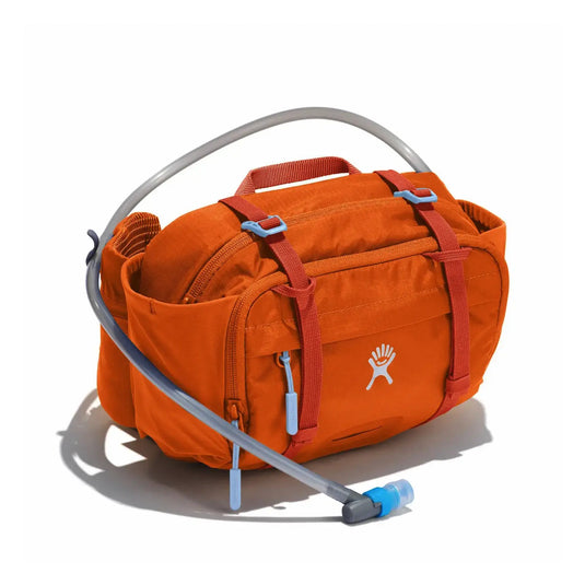 Orange Hydro Flask® Down Shift™ Hydration Hip Pack mit Schlauch auf weißem Hintergrund.