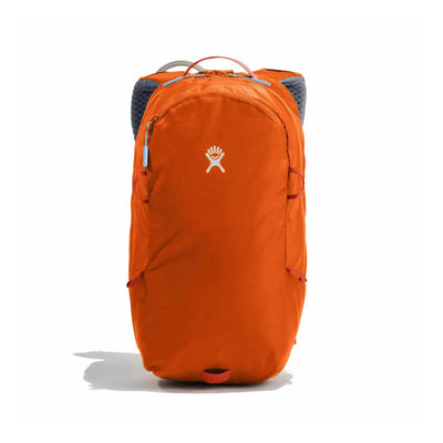 Orangefarbener Hydro Flask® 14 L Down Shift™ Trinkrucksack mit Logo, aufrecht stehend vor weißem Hintergrund.