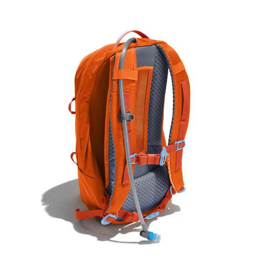 Hydro Flask® 14 L Down Shift™ Trinkrucksack mit Trinksystem auf weißem Hintergrund.