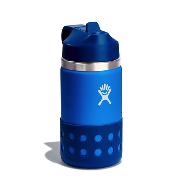 Eine Hydro Flask® 12 oz (355 ml) Weithals-Wasserflasche für Kinder mit Trinkdeckel und Silikonhülle mit Logo.
