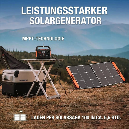 Tragbares Jackery Explorer 240-Solarkraftwerk im Freien mit faltbaren Jackery-Solarmodulen, die durch Sonnenlicht aufgeladen werden.