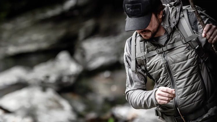 Konzentrierter Wanderer mit Rucksack beim Trekking durch felsiges Gelände.