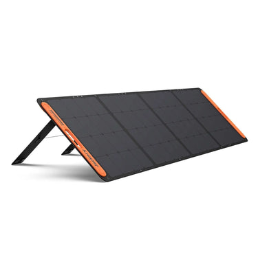 Das tragbare Solarpanel Jackery SolarSaga 200 ist aufgeklappt und steht auf seinem integrierten Ständer.