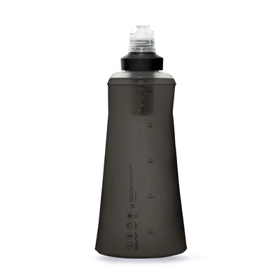 Schwarze Squeeze-Wasserflasche mit Katadyn® BeFree Wasserfilter 1L und Volumenmessungen auf weißem Hintergrund.