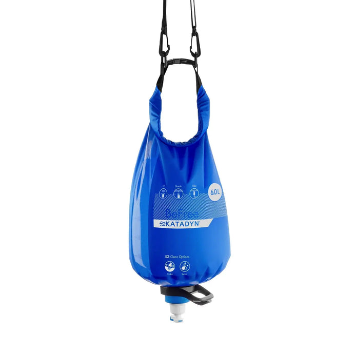 Blaufarbener Katadyn® BeFree Gravity 6L Wasserfilter Wasserfiltrationssystem, vor einem weißen Hintergrund aufgehängt.