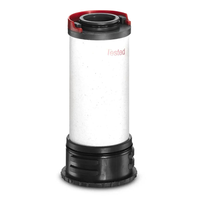 Eine zylindrische Katadyn® Combi Wasserfilter Ersatzfilterkartusche mit rotem Dichtungsring und seitlichem Aufdruck „geprüft“.