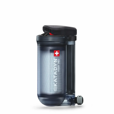 Tragbares Katadyn® Hiker Pro Wasserfiltersystem mit transparentem Behälter und schwarzem Deckel, versehen mit dem Katadyn® Markenlogo.