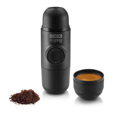 Satz ersetzen: Die tragbare Espressomaschine WACACO® Minipresso wird mit gemahlenem Kaffee und einer Tasse frisch gebrühtem Espresso geliefert.