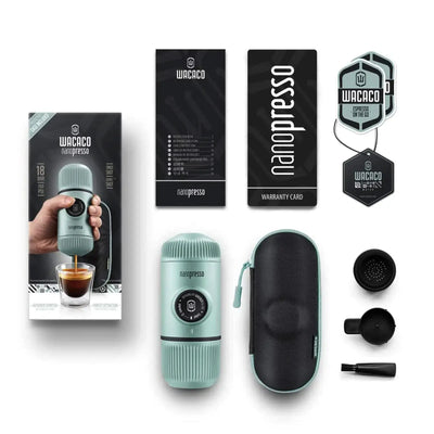 Aufbau einer tragbaren Espressomaschine und Zubehör inklusive Verpackung, Garantiekarte und Tragetasche für die WACACO® Nanopresso inkl. Schutzhülle.