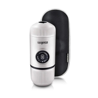 Tragbare WACACO® Nanopresso Espressomaschine mit Tragetasche.