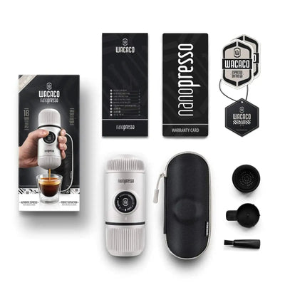 Sortimentsartikel für eine tragbare WACACO® Nanopresso inkl. Schutzhülle für Espressomaschine, inklusive Verpackung, Garantiekarte und Zubehör.