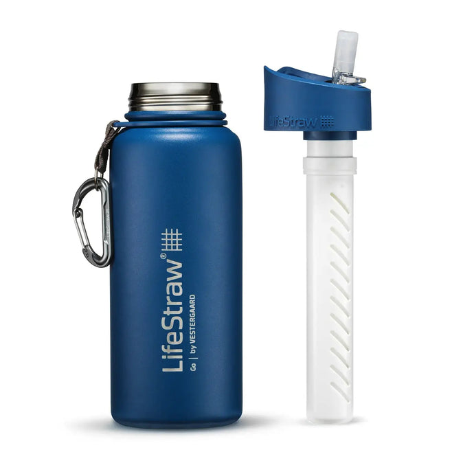 Blaue Wasserflasche mit integriertem 700-ml-Filter aus Edelstahl der LifeStraw® GO-Serie und einem am Deckel befestigten Karabiner.