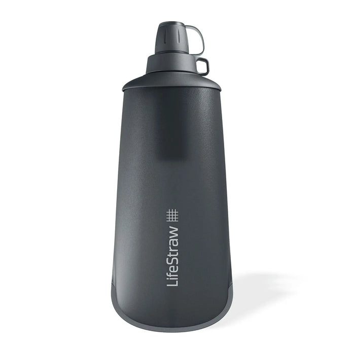 Ein isoliertes Bild einer schwarzen rollbaren Quetschflasche mit Filter der LifeStraw® Peak-Serie mit integriertem Filter und Klappdeckel.