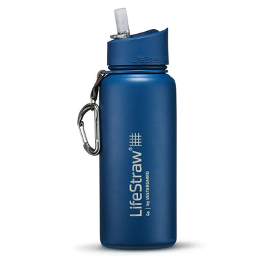 LifeStraw® GO Series Edelstahl 700-ml-Wasserflasche mit Karabiner vor weißem Hintergrund.