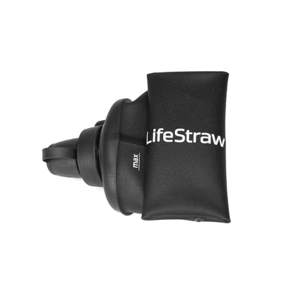 Schwarze LifeStraw® Peak Series Rollbare Quetschflasche mit Filter auf weißem Hintergrund.