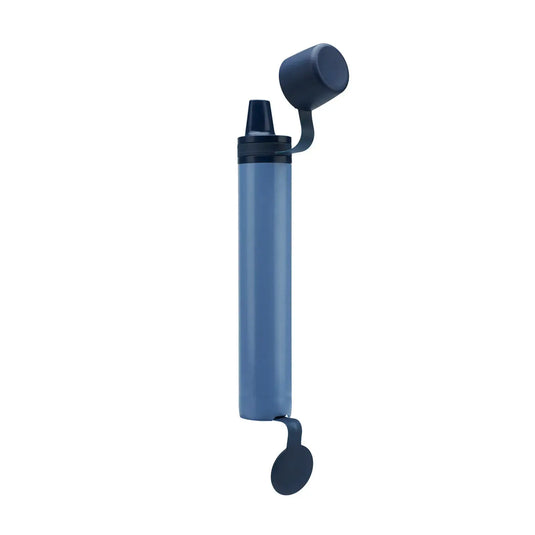 Handbetriebene Strohluftpumpe der LifeStraw® Peak-Serie aus blauem Kunststoff, isoliert auf weißem Hintergrund.