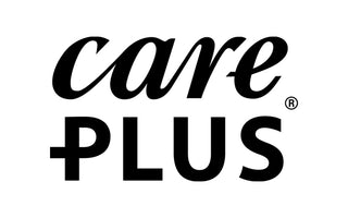 Schwarz-weißes Logo mit Schriftzug "care plus" und Registrierungszeichen.
