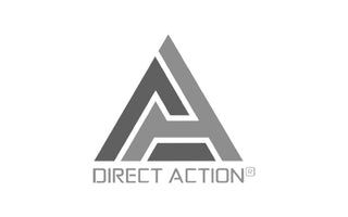 Ein Graustufen-Logo von „direct action®“ mit stilisierten Buchstaben „a“, die in einer dreieckigen Form angeordnet sind.