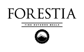 Logo von "FORESTIA", Slogan "Fine Outdoor Meals", Berg-Siegelbild.