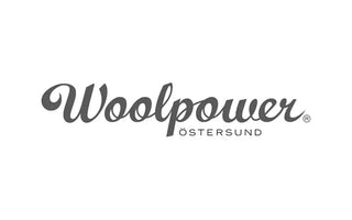 Logo von Woolpower, einer Marke, die für ihre Thermobekleidung auf Wollbasis bekannt ist, mit stilisierter Typografie.