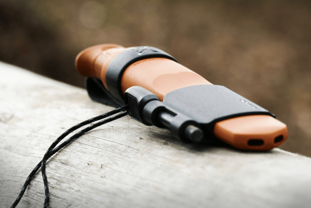 Taschenmesser auf Holzstamm, Outdoor-Werkzeug, Überlebensausrüstung, Nahaufnahme, unscharfer Hintergrund.
