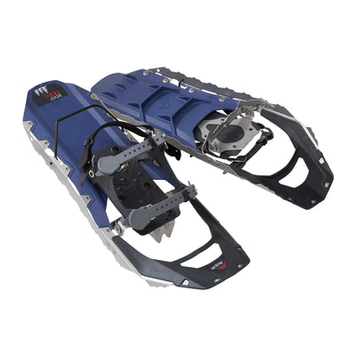 Ein Paar blau-schwarze MSR® Revo™ Trail - Schneeschuhe mit Metallsteigeisen.