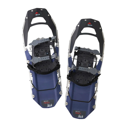 Ein Paar blau-schwarze MSR® Revo™ Trail Schneeschuhe mit Bindungen.