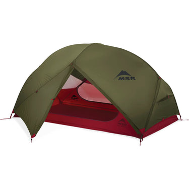 Ein grün-rotes MSR® Hubba Hubba™ NX V7 2-Personen-Ultraleichtes-Backpacking-Zelt für den Außenbereich.