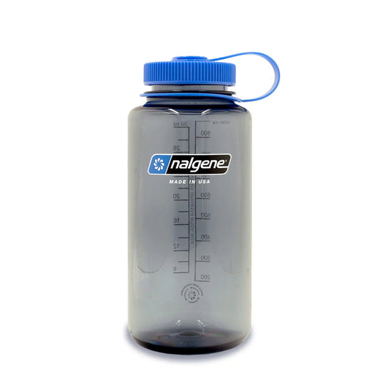 Eine durchscheinende Nalgene® Trinkflasche 'Wide Mouth' 1,0 L mit blauem Deckel und weiter Öffnung.