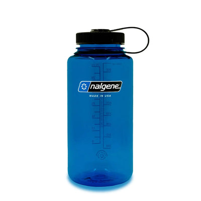 Blaue Nalgene® Trinkflasche 'Wide Mouth' 1,0 L Wasserflasche mit Messmarkierungen auf weißem Hintergrund.