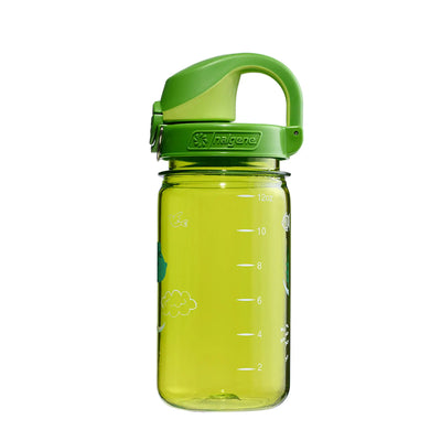 Grüne Nalgene® Kinderflasche 'OTF Kids Sustain' 0,35 L Wasserflasche mit Messmarkierungen auf weißem Hintergrund.